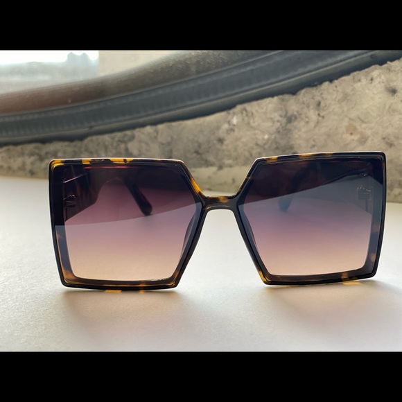 Tortoise Shell Sun Glasses - Picture 4 of 5